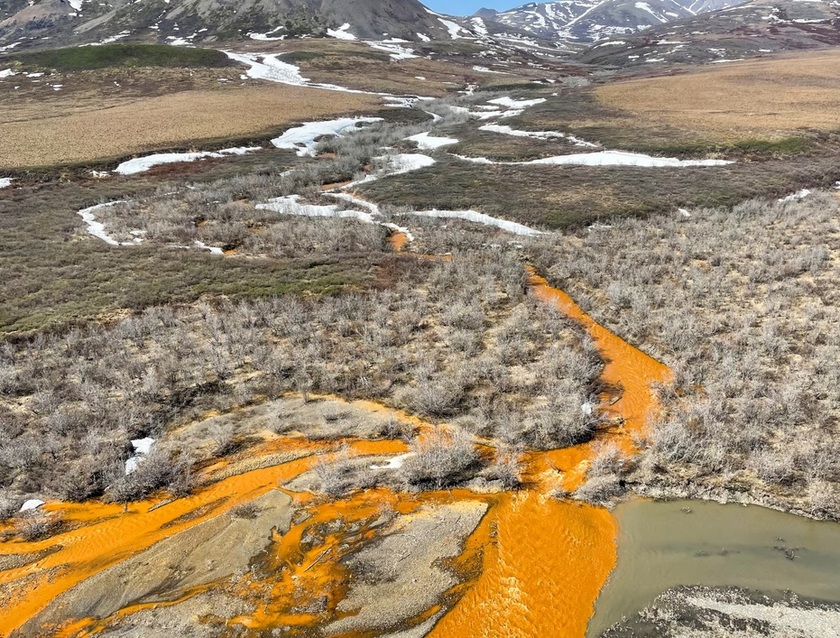 Những con sông chính lâu đời ở Alaska đang chuyển sang màu vàng gỉ sét rõ đến nỗi từ trên không trung cũng nhìn thấy