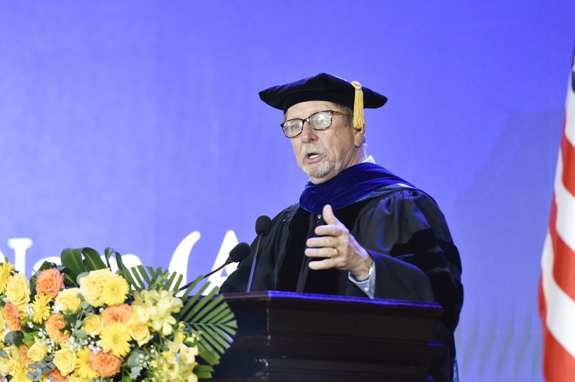 Giáo sư - Tiến sĩ T.McCay, Hiệu trưởng Trường Đại học Mỹ tại Việt Nam phát biểu tổng kết những thành tích đã đạt được trong năm qua.