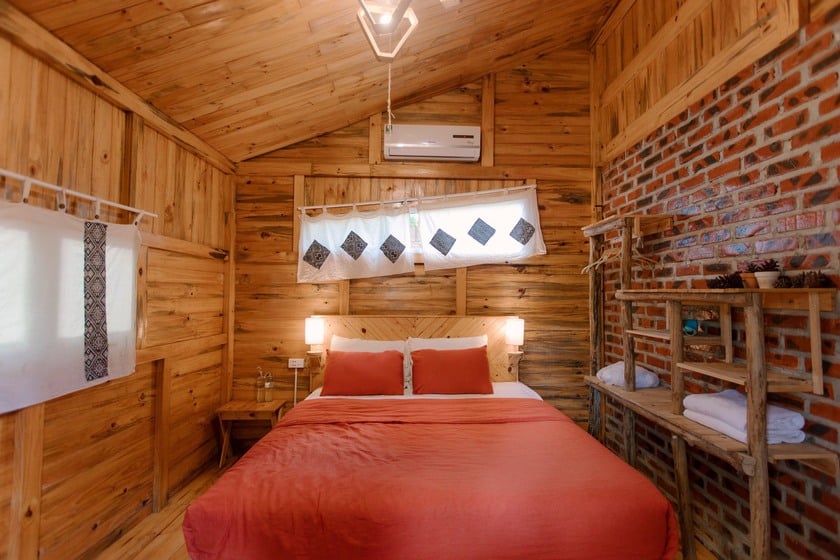 Bên trong từng gian phòng được trang trí đơn giản bằng chất liệu gỗ xen lẫn thổ cẩm