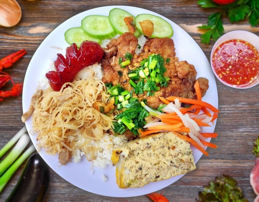 Sinh ra như một sự lựa chọn cho một món dễ ăn và phổ biến giữa tầng lớp lao động ở miền Nam, món ăn đã dần dần tìm ra cách đi và hướng tới tới tầng lớp nổi tiếng từ các đầu bếp Việt Nam