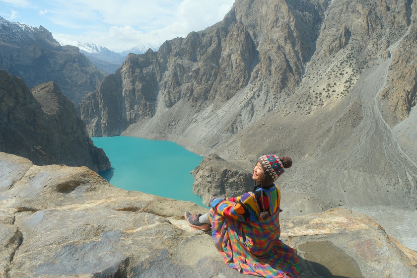 Hồ Attabad hay còn có tên gọi hồ thảm họa là hồ nước đẹp bậc nhất tại Pakistan khoác lên mình chiếc áo choàng màu xanh ngọc lục bảo lộng lẫy