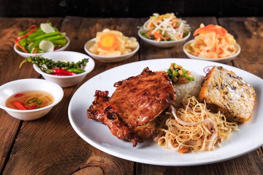 Theo truyền thống một suất ăn chỉ gồm có cơm, mỡ hành và miếng bì lợn. Hiện nay, Việt nam nổi tiếng miếng thịt sườn nướng