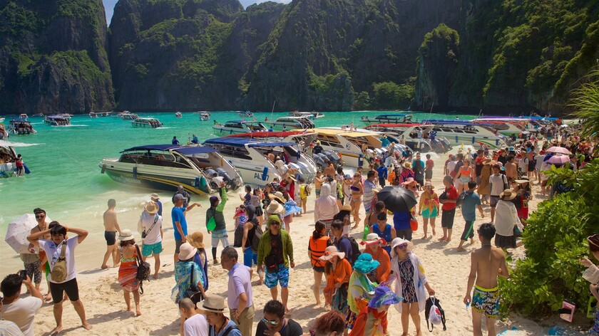 Phuket từng phải đối diện với việc đóng cửa vì quá đông khách du lịch