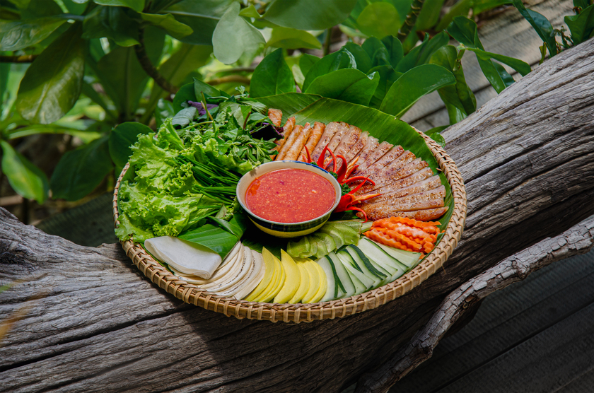 Nguồn nguyên liệu hảo hạng, tươi ngon, kết hợp với những loại rau hữu cơ mang đến cho cả gia đình một trải nghiệm mỹ vị đầy cảm xúc.