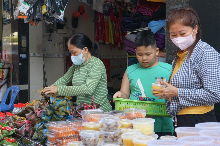 Người dân dậy sớm để chuẩn bị đầy đủ cho mâm cỗ cúng Tết Đoan Ngọ