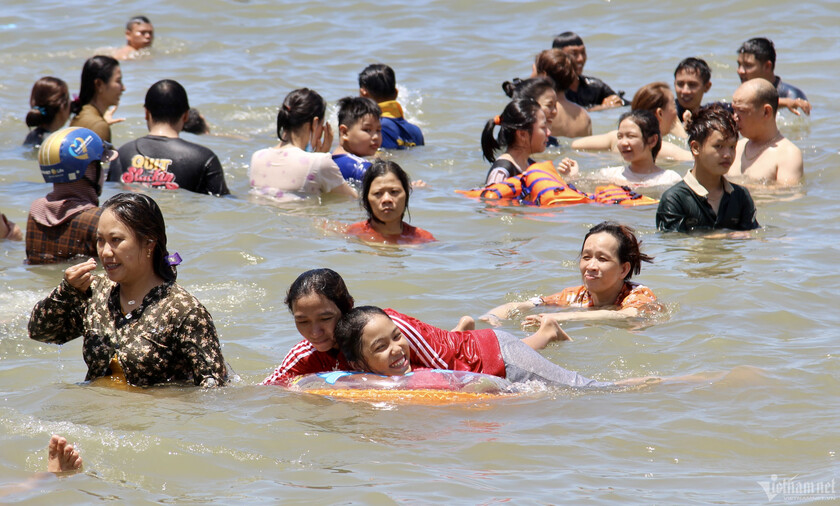 Người dân Bình Định đổ xô tắm biển giữa trưa Tết Đoan Ngọ