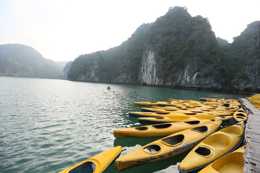 Chèo Kayak tại đảo ngọc thiên đường của Quảng Ninh