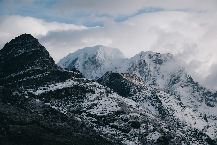 Ngọn núi Goecha La có độ cao 4.940 m, nằm trong vườn quốc gia Kanchenjunga và được bao phủ bởi những khu rừng rậm rạp cùng hệ sinh thái đa dạng.