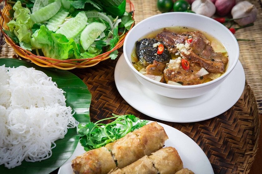 Bún chả là món ăn đặc trưng của Hà Nội thu hút thực khách bởi hương vị hài hòa và tinh tế.