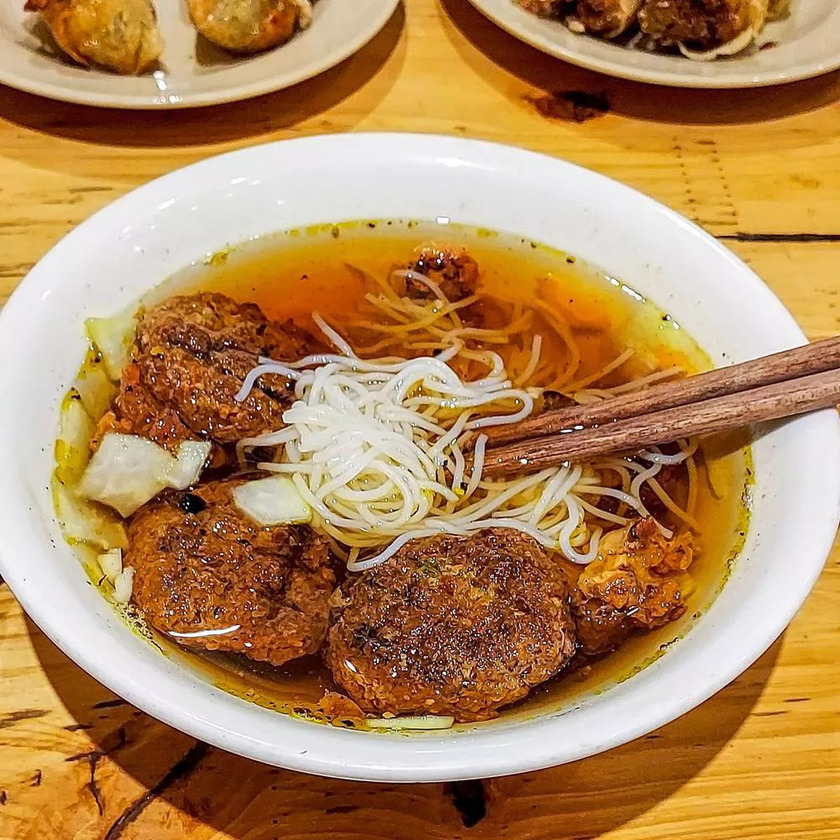 Bún Chả Ta là điểm đến lý tưởng cho du khách nước ngoài muốn trải nghiệm văn hóa ẩm thực Việt Nam trong không gian thanh lịch và tinh tế.
