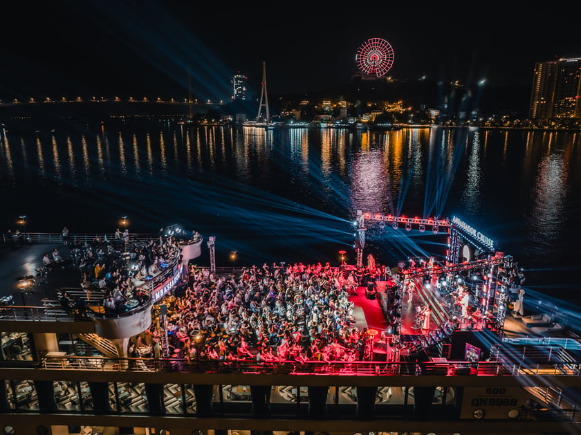 Đêm nhạc đầu tiên của sân khấu Love in the Bay by Ambassador Cruise hợp tác ghi hình trực tiếp với Giao lộ thời gian của FPT Play đã chính thức diễn ra trên du thuyền Ambassador Hạ Long.