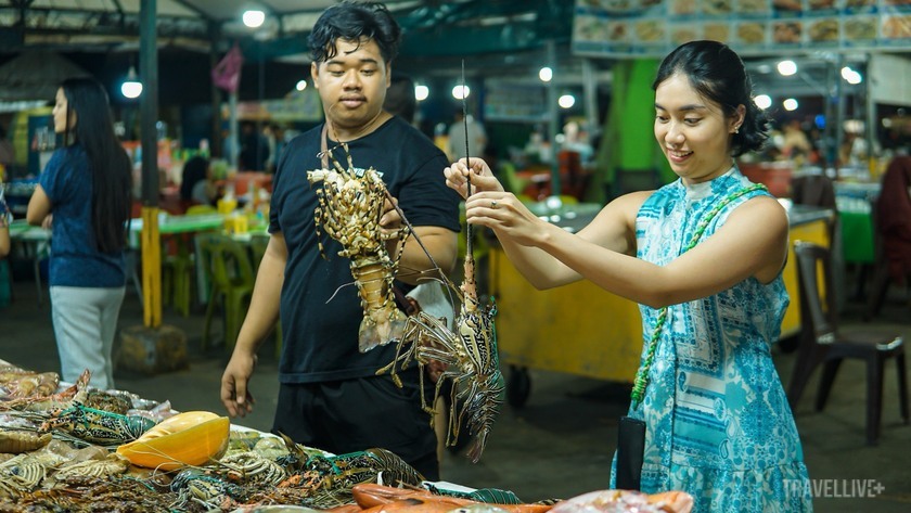 Du khách thích thú ngắm hải sản