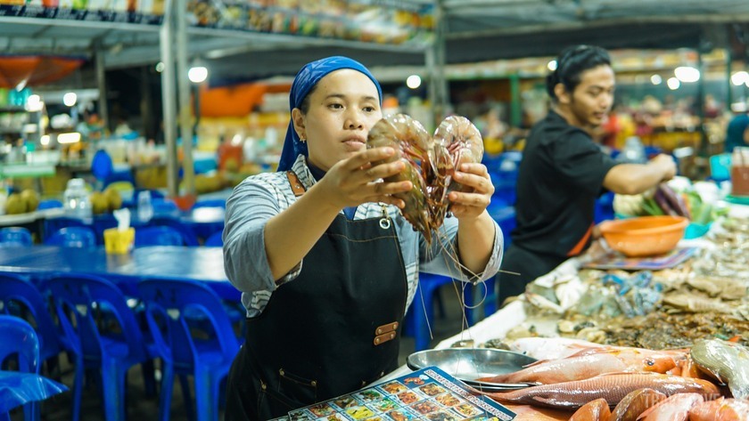 Nơi đây là chợ ẩm thực phong phú, nổi bật nhất là các hàng hải sản tươi sống