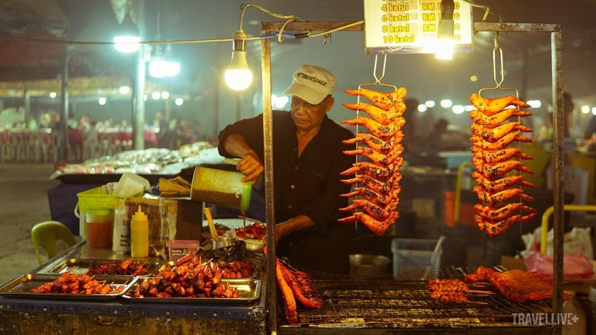 Chợ đêm Kota Kinabalu quy tụ nhiều nền ẩm thực khác nhau thuộc Philippines và Indonesia như cánh gà nướng, gà sa tế...