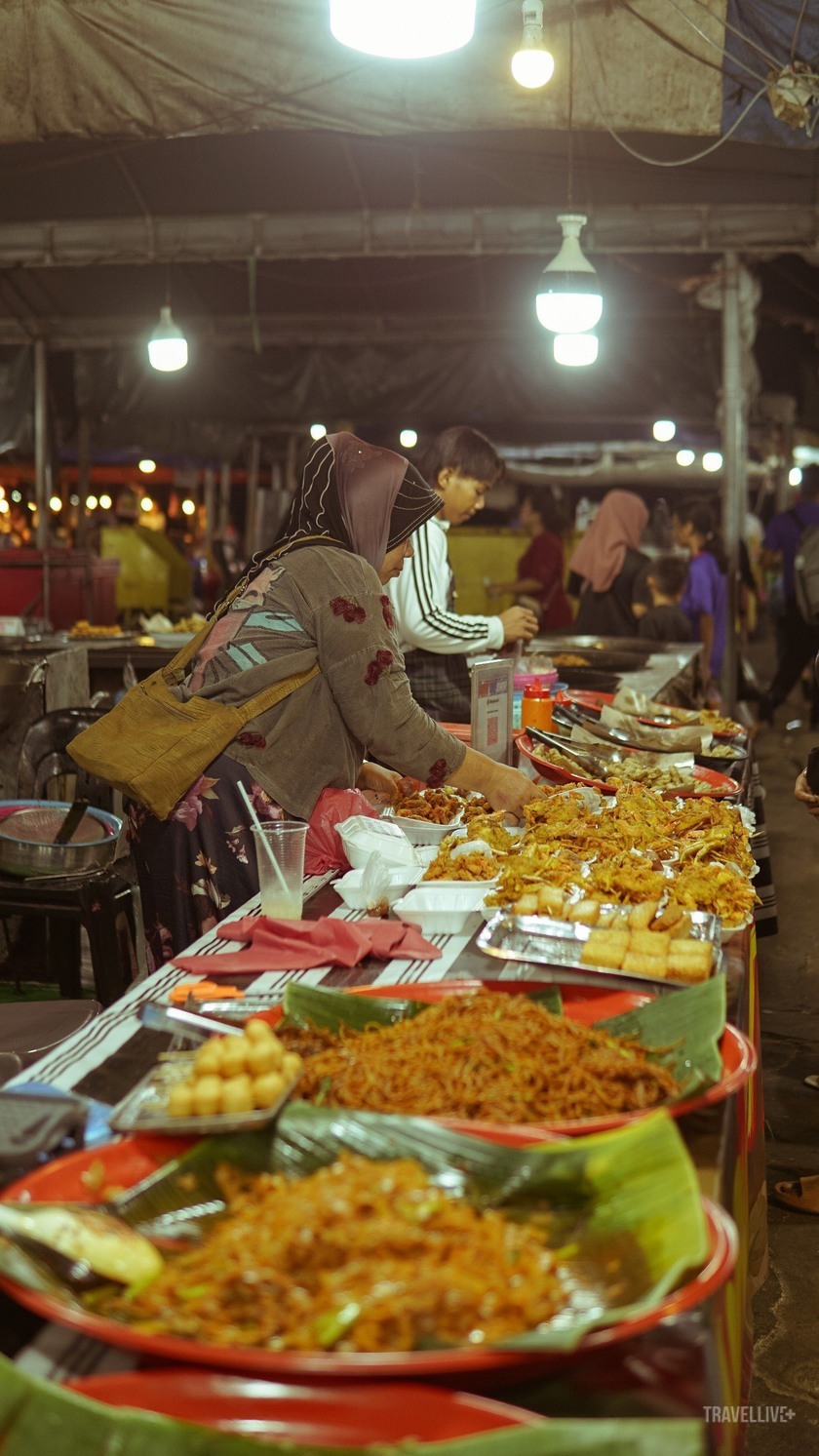 Những món ăn vặt được bày bán ở khắp khu chợ đêm