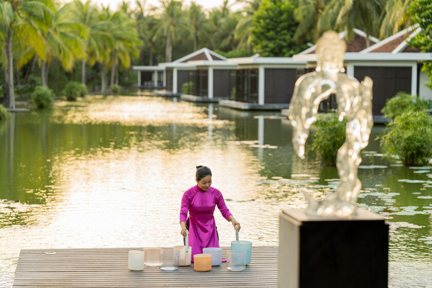 Bằng thanh âm của chén hát pha lê, The Heart of the Earth Spa đã tạo nên sự kết nối từ sâu thẳm mỗi người đến với Trái đất và những điều kỳ diệu của cuộc sống.