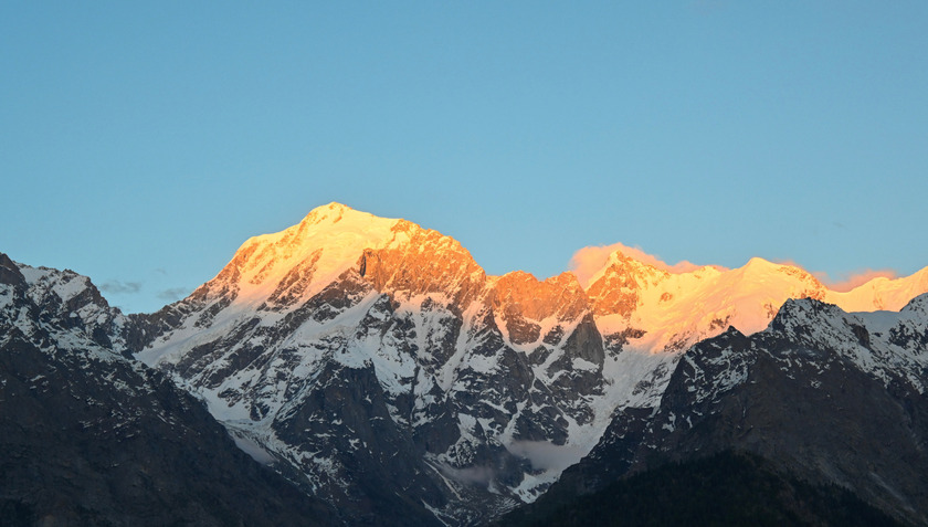 Cách thủ phủ Lhasa của Tây Tạng trên 1.000 km về hướng Tây là núi thiêng Kailash