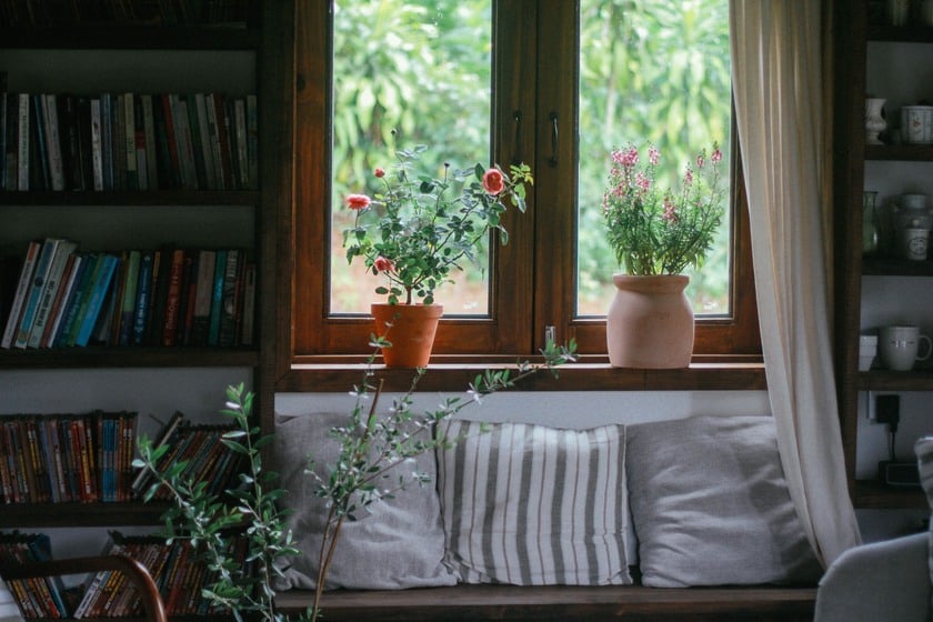 Từ khung cửa sổ nhìn ra là khoảng trời mộng mơ với khu vườn xanh mướt, thơm ngát cỏ hoa.