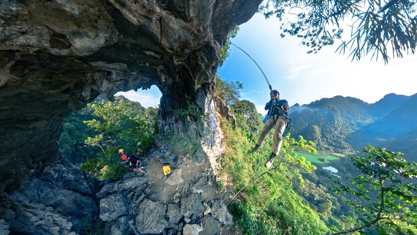 Abseiling (đu dây từ vách núi) chinh phục “Mắt Thần Lân Ty” là một trải nghiệm không thể bỏ lỡ.