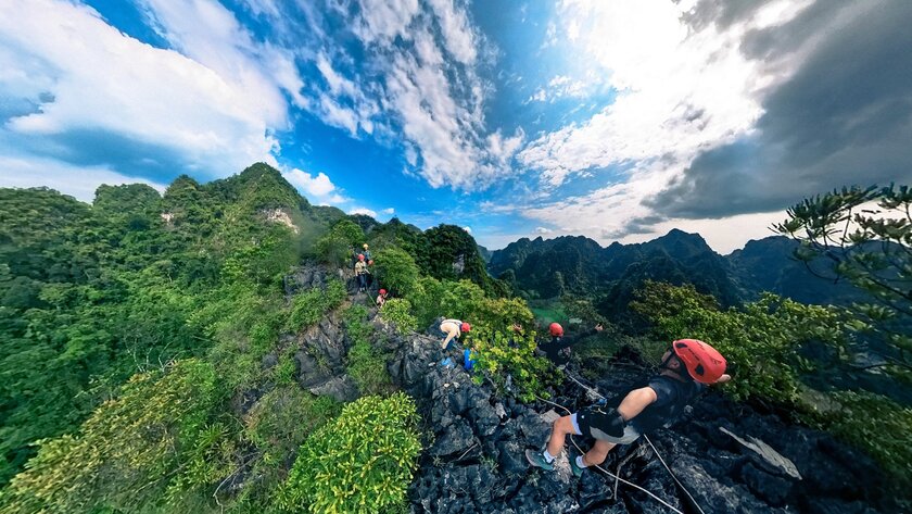 Du khách sẽ phải trekking và leo núi một quãng đường khá dài với những dốc thẳng đứng để lên đến vị trí đu dây trên đỉnh núi, nơi có độ cao 500 m so với mực nước biển.