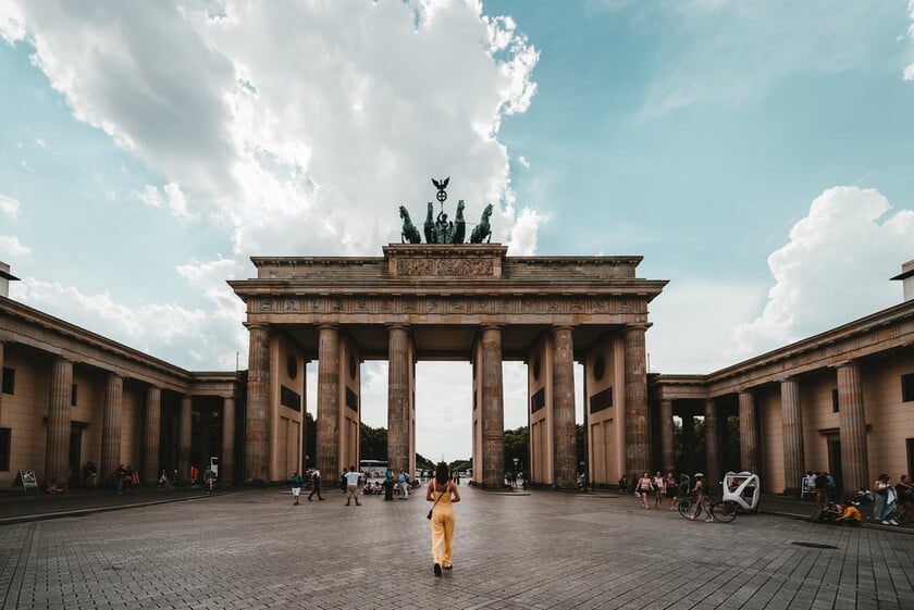 Nằm giữa trung tâm thành phố Berlin ngày nay, cổng thành Brandenburg không chỉ là biểu tượng của Berlin mà nó còn là biểu tượng của cả nước Đức.