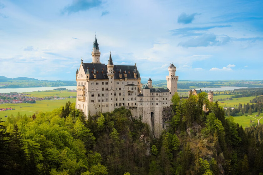 Lâu đài Neuschwanstein là công trình cuối cùng của vua Ludwig II của Bayern, xây dựng từ năm 1869 tại làng Schwangau, gần thị trấn Füssen ở miền nam nước Đức.