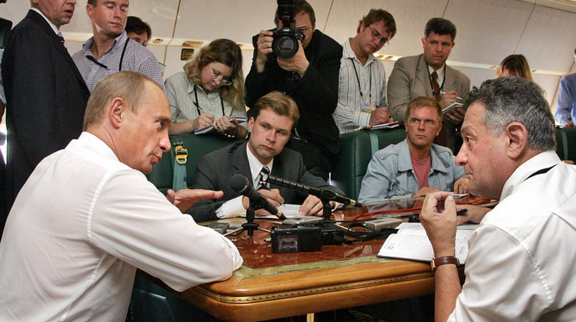 Tổng thống Putin trong một lần tổ chức một cuộc họp báo trên chuyên cơ Il-96-300PU