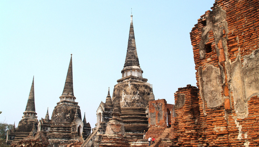 Trong thế kỷ XVIII, Ayutthaya đã bị phá hủy gần như hoàn toàn trong cuộc chiến Xiêm - Miến Điện và ngày nay chúng ta chỉ có thể thấy một vài tàn tích còn sót lại, tuy thế vẫn không thể che lấp đi vẻ đẹp thời hoàng kim của nó