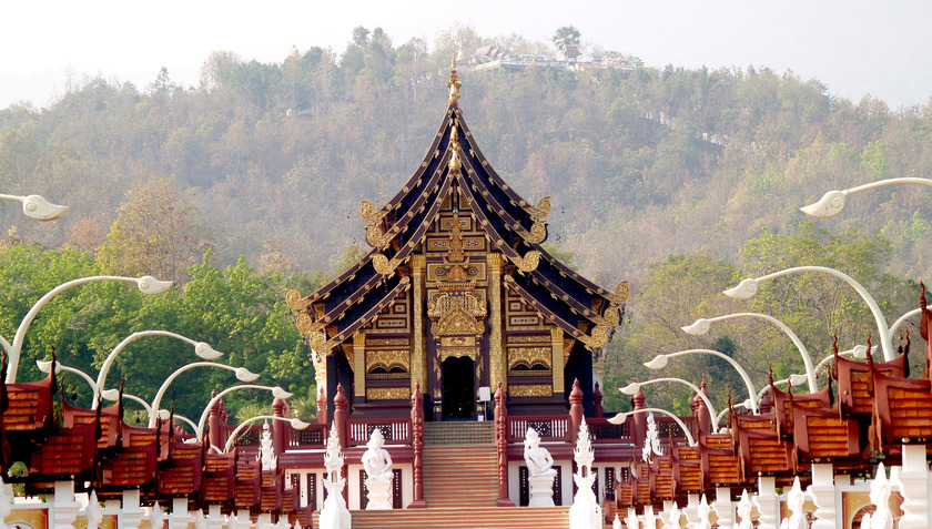 Dù mang bầu không khí trầm lắng, hoang sơ nhưng lại không phải bình yên như nhiều nơi khác, Chiang Mai mang vẻ bí ẩn đầy mê hoặc