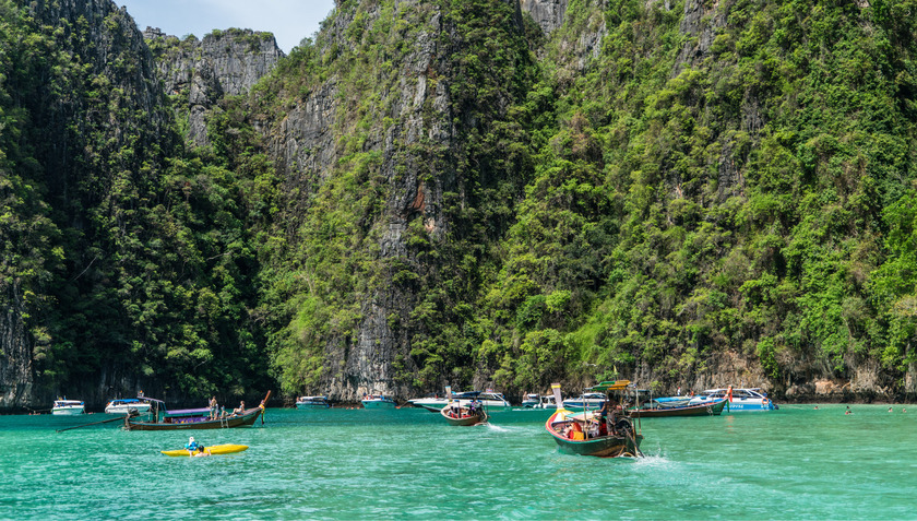 Là nơi vui chơi chính của Thái Lan, Phuket nổi trội với núi cao cùng rừng rậm tươi tốt, những bãi biển tuyệt đẹp và làn nước màu ngọc lam