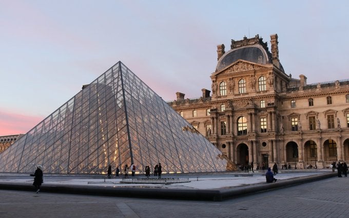 Nằm bên bờ phải sông Seine ở thủ đô Paris của nước Pháp, Louvre là một trong những bảo tàng lớn nhất và nổi tiếng nhất thế giới