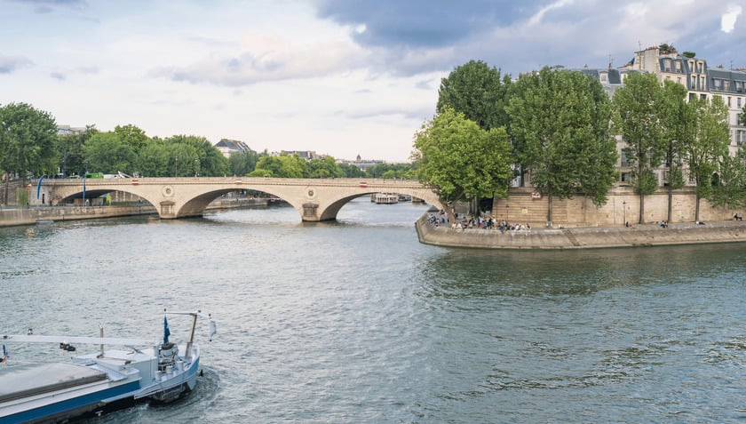 Đến với du lịch Pháp, ít ai không ghé thăm dòng sông Seine, một biểu tượng thanh bình của kinh đô ánh sáng