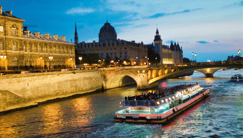 Dòng sông Seine dài hơn 770 km chảy qua nhiều khu vực hành chính của Pháp, nổi tiếng nhất là đoạn chảy qua thành phố Paris