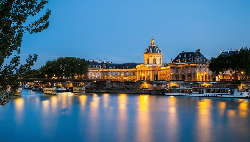 Một trải nghiệm không thể bỏ qua khi ghé thăm Paris là ngồi du thuyền trên sông Seine để thưởng ngoạn kinh đô ánh sáng