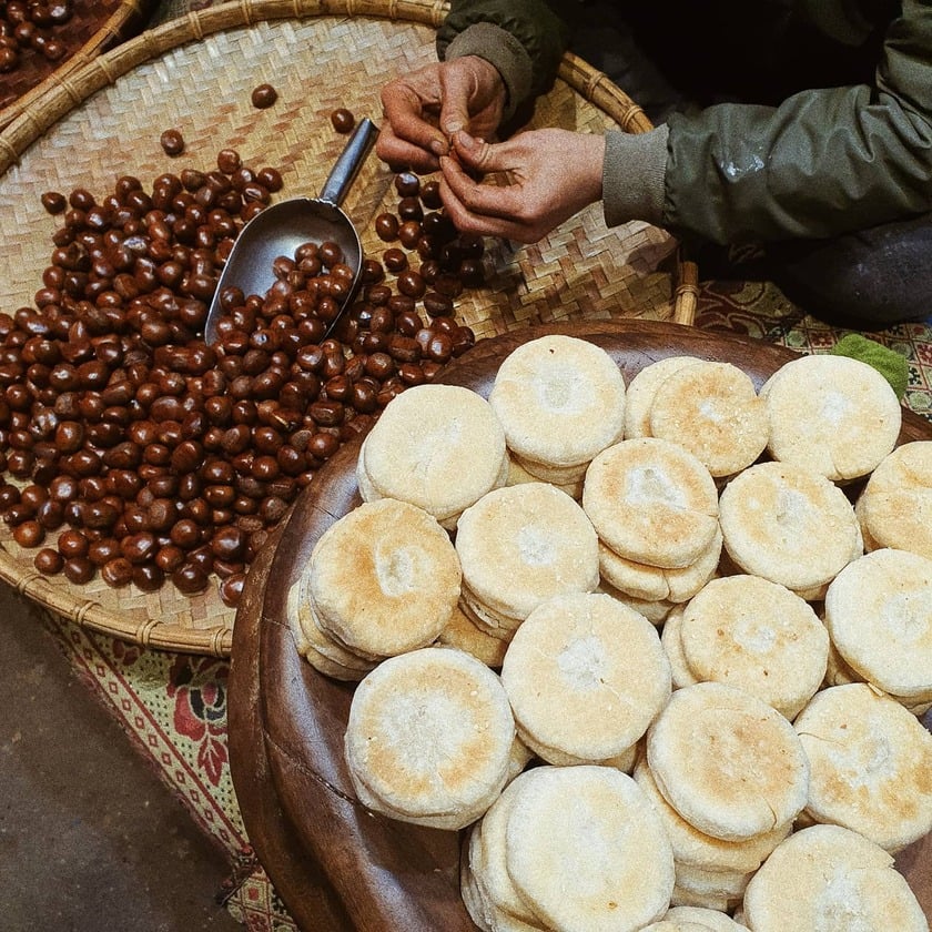 Bánh hạt dẻ là món ăn vặt không thể bỏ qua khi du lịch Sapa.