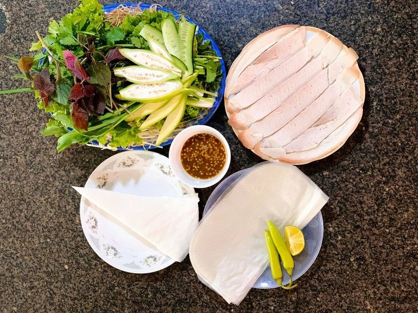 Chỉ là món ăn dân dã nhưng bánh tráng cuốn thịt heo Đà Nẵng có thể để lại ấn tượng khó quên cho thực khách.