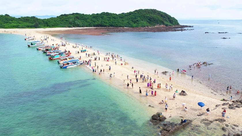 Hình ảnh người dân đông đúc được cho là đang ở đảo Cá Chép nhằm lừa đảo du khách