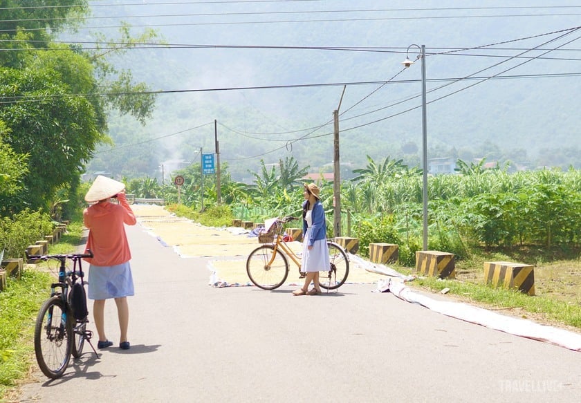 Đạp xe rong ruổi trên những con đường mòn quanh bản để ngắm nhìn cuộc sống thường nhật của người dân