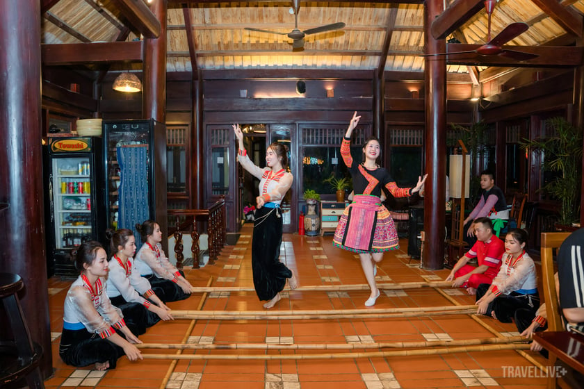 Mỗi điệu múa là một câu chuyện, một thông điệp về cuộc sống, về tình yêu, về niềm tin của người dân tộc Thái