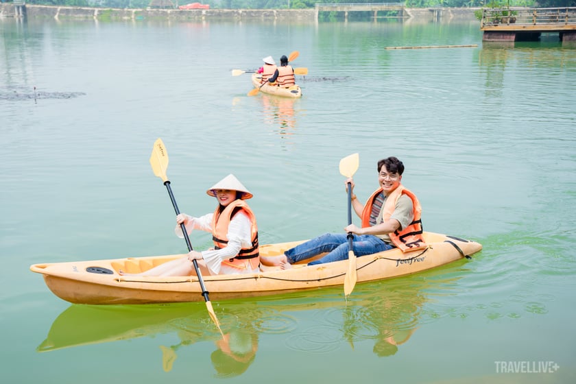Chèo thuyền kayak săn hoa súng hồng nở vào buổi sáng trên hồ Mỏ Luông