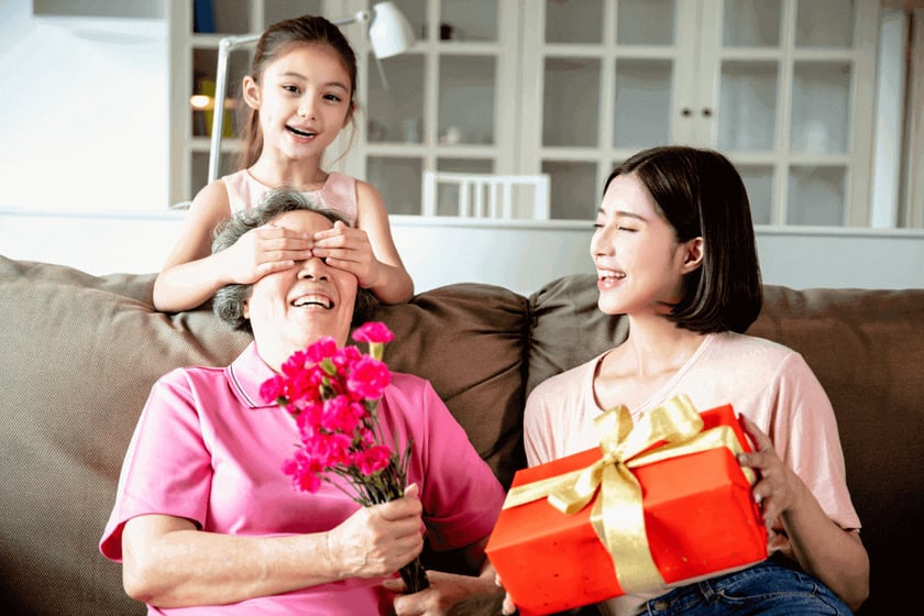 Viết lời chúc đi kèm quà tặng cũng là một cách để thể hiện những suy nghĩ tình cảm đến với các thành viên trong gia đình.