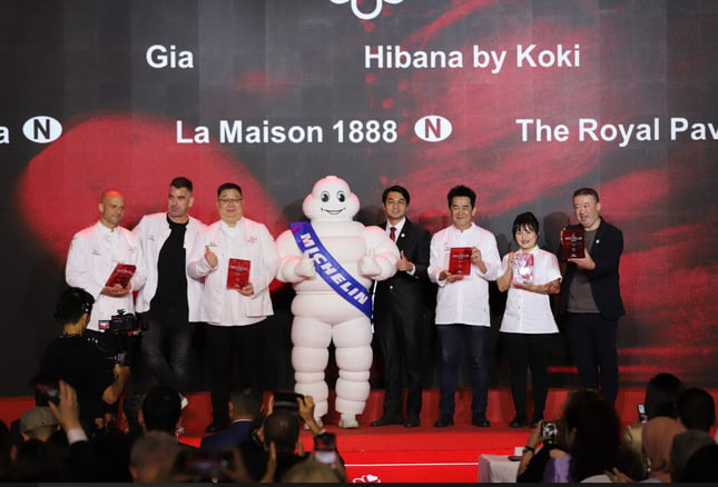 Đại diện các nhà hàng tại Việt Nam nhận một sao Michelin trong buổi công bố tại TP.HCM tối 27/6.