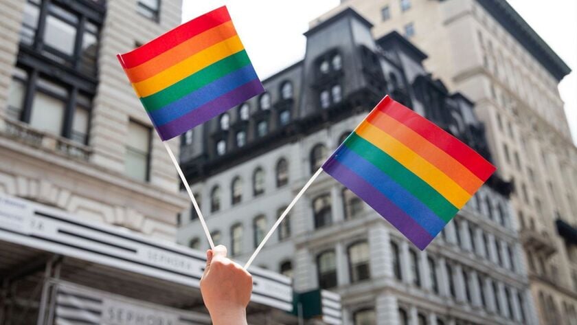 Trong suốt Tháng Tự Hào, hàng loạt hoạt động và sự kiện được tổ chức trên khắp thế giới tạo nên không gian sôi động đầy màu sắc và cảm xúc dành cho cộng đồng LGBTQIA+.