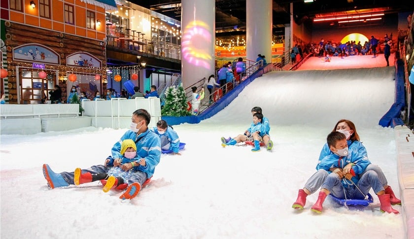 Trải nghiệm mùa đông Châu Âu ngay giữa mùa hè cho gia đình tại Khu vui chơi Tuyết Snow Town Sài Gòn.