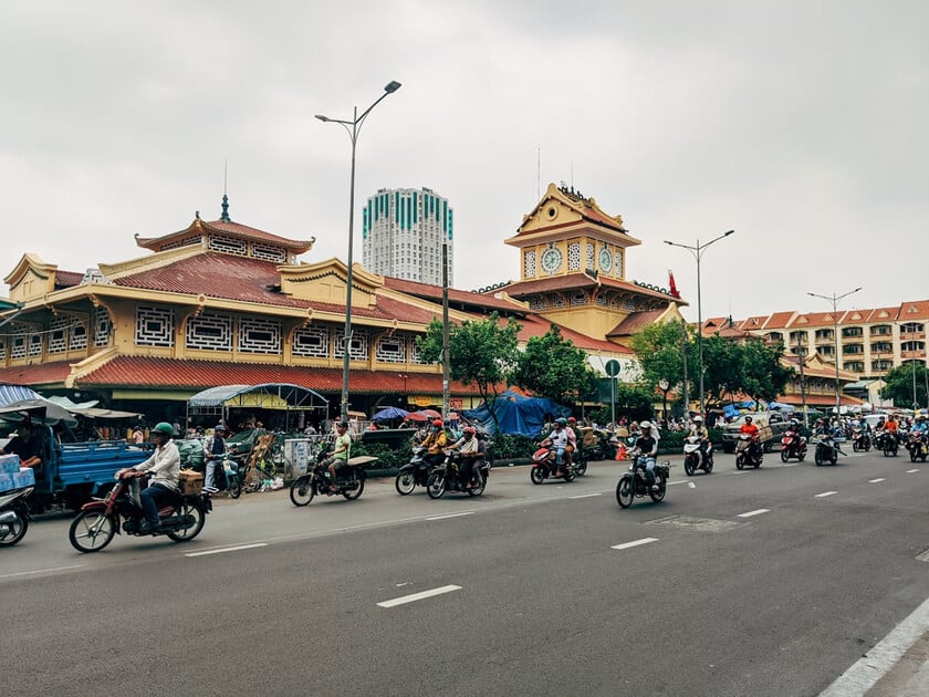 Dạo bước trên con phố tấp nập, nghe hơi thở của Sài Gòn xưa...