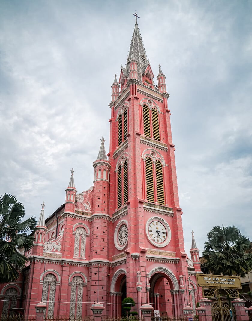 Nhà thờ màu hồng nổi bật giữa lòng thành phố.