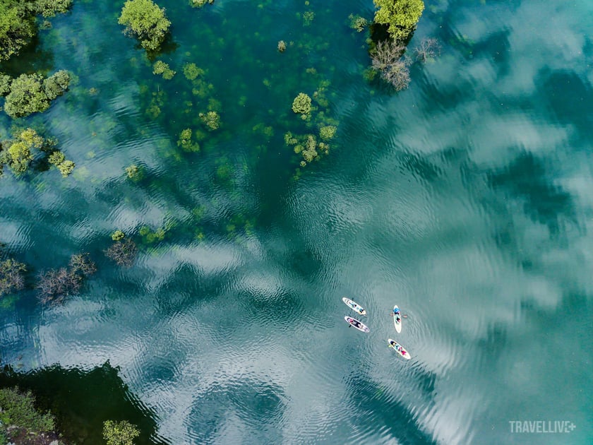 Chèo SUP và bơi lội khám phá hồ Lân Ty