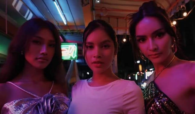 MV phát hành vào những ngày cuối của tháng Tự hào, được lòng người hâm mộ với sự xuất hiện của 3 mỹ nhân chuyển giới nổi tiếng của Thái Lan