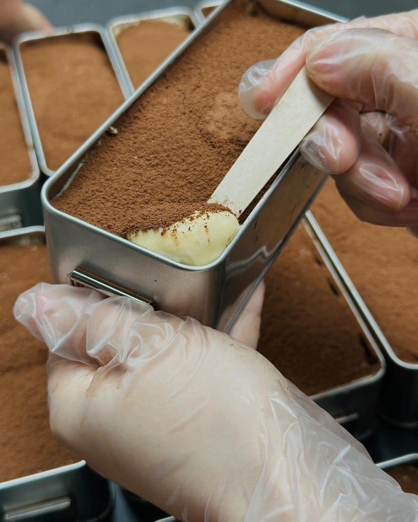 Phần cốt bánh béo ngậy từ mascarpone nguyên chất (kem phô mai), bên trên phủ bột cacao đắng nhẹ khiến bao người mê đắm