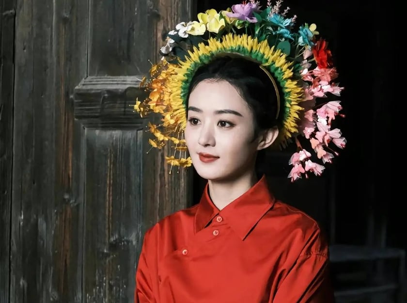 Việc Triệu Lệ Dĩnh xuất hiện trên bìa tạp chí với tạo hình kẹp hoa lên tóc đã trở thành trend cho giới trẻ Trung Quốc